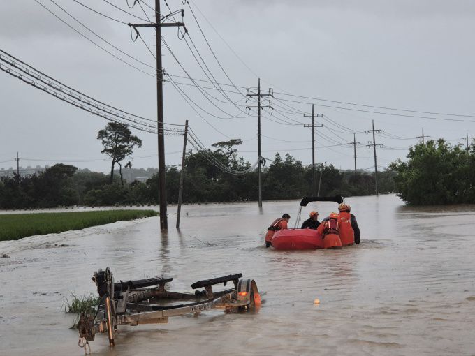 17일 오전 충남 서산시 석남동 일대가 침수돼 소방대원들이 주민 을 구조하고 있다. [사진=충남소방본부] 2025.07.17 gyun507@newspim.com
