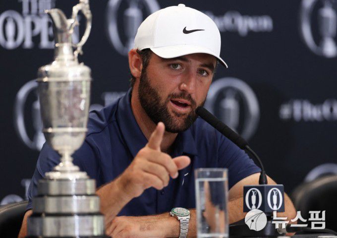[포트러시 로이터 =뉴스핌] 박상욱 기자 = 셰플러가 21일 디오픈 챔피언십 최종일 기자회견에서 기자들의 질문에 답하고 있다. 2025.7.21 psoq1337@newspim.com