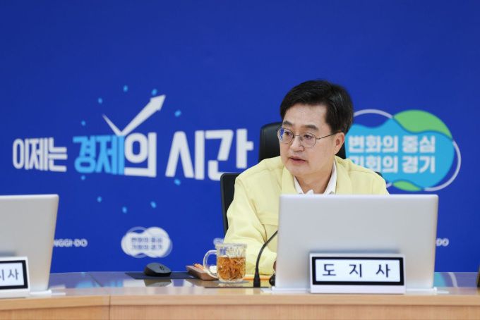 김동연 경기도지사가 21일 집중호우 피해 수습과 복구를 위한 긴급대책회의를 주재하고 ▲피해예측 기반 선제지원 ▲농축산 피해보상 강화 ▲소하천 즉시 정비 ▲현장 안전관리 강화 등 4가지 주요 당부사항을 긴급 지시했다. [사진=경기도]