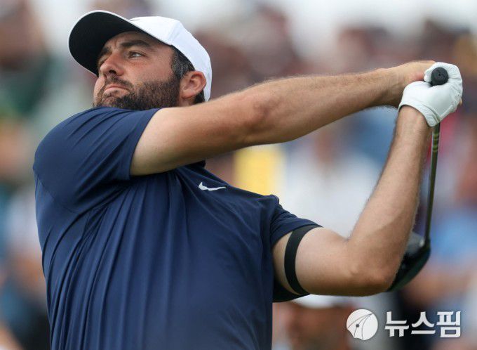 [포트러시 로이터 =뉴스핌] 박상욱 기자 = 셰플러가 21일 디오픈 챔피언십 최종일 10번홀에서 티샷하고 있다. 2025.7.21 psoq1337@newspim.com