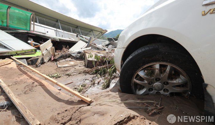 [가평=뉴스핌] 이형석 기자 = 21일 오후 경기 가평군 조종면 일대 상가가 지난밤 쏟아진 집중호우에 산사태가 발생해 파손되어 있다. 현재 가평지역에는 사망 2명, 실종자 9명 등 인명피해가 발생했다. 2025.07.21 leehs@newspim.com