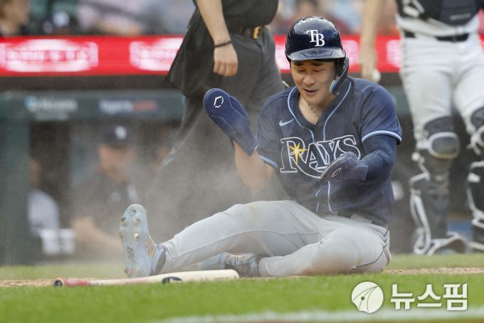 [디트로이트 로이터=뉴스핌] 장환수 스포츠전문기자= 몸을 아끼지 않는 허슬 플레이가 트레이드 마크인 김하성이 이 달 메이저리그 복귀 후 세 번째로 경기 중 교체됐다. 사진은 10일 디트로이트 방문경기에서 6회 득점하고 있는 김핫성. 2025.07.22 zangpabo@newspim.com