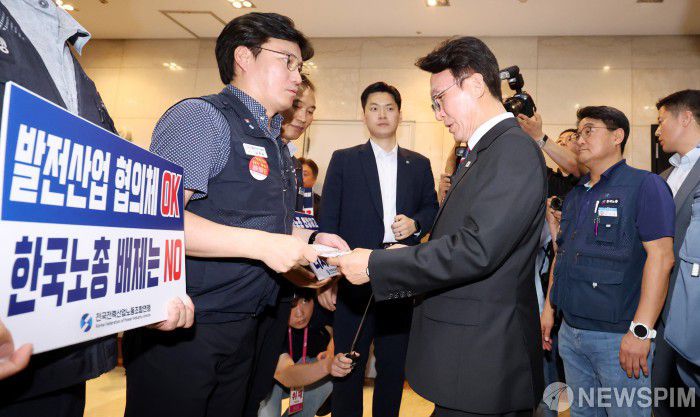 [서울=뉴스핌] 청사사진기자단 =한국노총 간담회에 참석하는 김민석 국무총리가 22일 오후 서울 영등포구 여의도 한국노동조합총연맹 1층 로비에서 전국전력산업노동조합연맹의 '발전산업 고용 안전 협의체' 참여보장 요구서를 전달받고 있다. 2025.07.22 photo@newspim.com