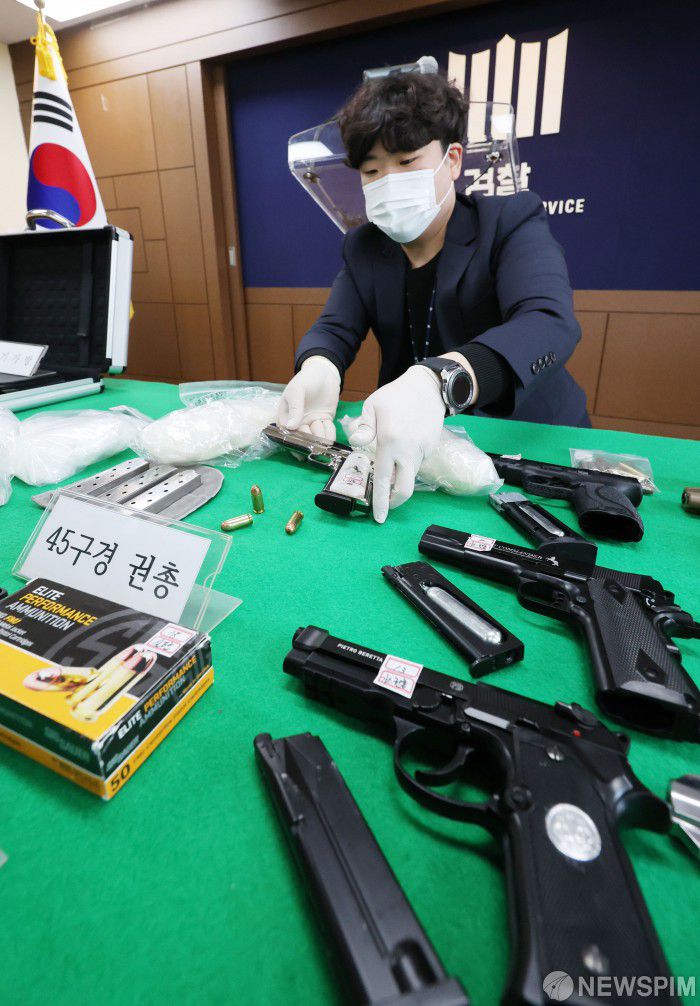[서울=뉴스핌] 황준선 기자 = 인천 송도에서 사제 총기를 이용한 총격 사건이 발생하면서 사제 총기 단속과 규제 강화 필요성이 제기되고 있다. 사진은 지난 2023년 4월 10일 오전 서울 서초구 서울중앙지방검찰청에서 필로폰과 총기 등을 이삿짐으로 위장해 국내로 몰래 들여온 밀수사범에게 압수한 8억원 상당의 필로폰 3.2kg(10만명 동시 투약분)과 45구경 권총 1정, 실탄 50발, 모의권총 6정이 공개되는 모습 hwang@newspim.com