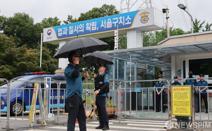 [의왕=뉴스핌] 김학선 기자 = 윤석열 전 대통령이 재구속된 이후 조은석 특별검사팀의 출석 요구에 잇달아 불응한 가운데 15일 윤 전 대통령이 수감된 경기도 의왕시 서울구치소에서 법무부 호송차량이 나오고 있다. 특검은 이날 윤 전 대통령에 대해 구속기간 연장 없이 바로 기소하는 방안도 검토하고 있다고 밝혔다. 2025.07.15 yooksa@newspim.com