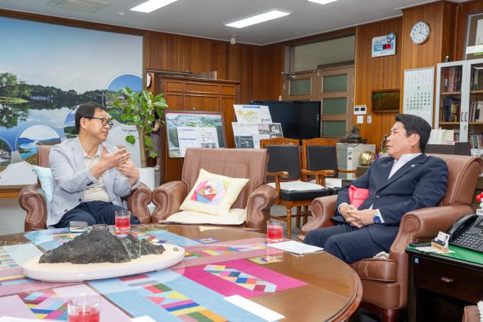 뉴프핌과 인터뷰 하는 김창규 제천시장. [충북=뉴스핌] 백운학 기자 = 2025.07.22 baek3413@newspim.com