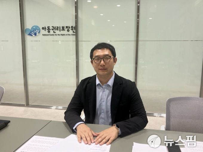 [세종=뉴스핌] 신도경 기자 =안준한 아동권리보장원 부장이 23일 경기도 고양시 입양기록물 임시서고에서 <뉴스핌>과 인터뷰를 하고 있다. 2025.07.23 sdk1991@newspim.com