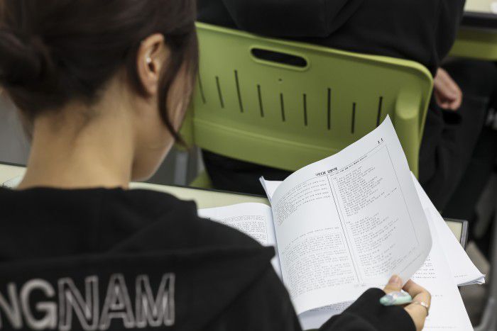 [서울=뉴스핌] 사진공동취재단 = 2026학년도 대학수학능력시험 6월 모의고사가 열린 4일 오전 서울 광진구 광남고등학교에서 3학년 학생들이 시험 준비를 하고 있다. 2025.06.04 photo@newspim.com