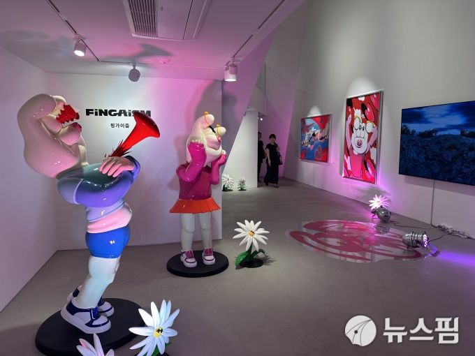 [서울=뉴스핌] 이지은 기자 = 센가 켄토 작가의 '에센스 오브 러브' 전시 전경. 2025.07.24 alice09@newspim.com