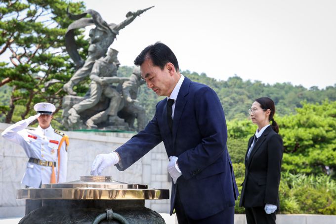 안규백 새 국방부 장관이 25일 첫 공식 일정으로 국립서울현충원을 찾아 헌화 참배하고 있다. [사진=국방부]