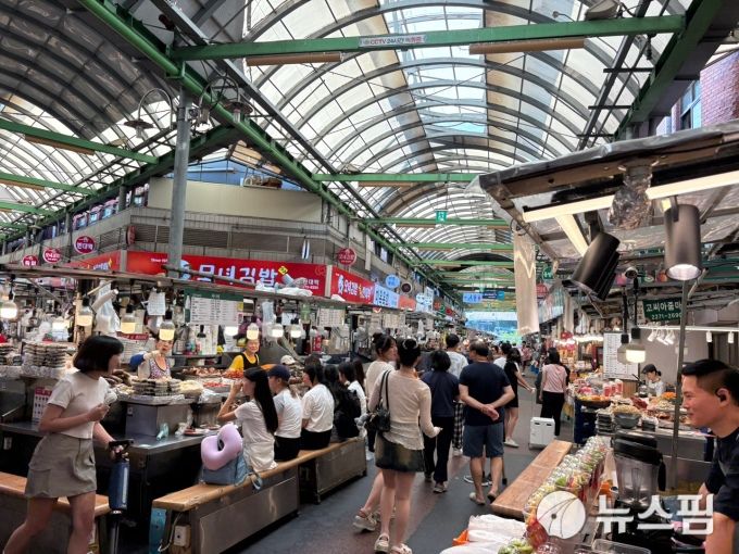 민생회복 소비쿠폰 지급이 시작된 첫 주 금요일인 25일, 서울 종로구 광장시장에서 상인들이 점심 손님들을 맞을 준비를 하고 있다. [사진=고다연 기자]