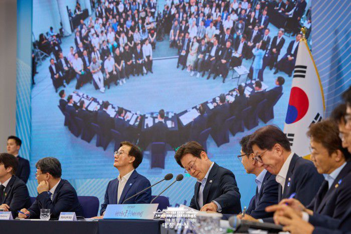 [서울=뉴스핌] 이재명 대통령이 25일 부산 부경대학교에서 열린 타운홀미팅 '부산의 마음을 듣다' 지역 주민 간담회에 자리하고 있다. [사진=대통령실] 2025.07.25 photo@newspim.com