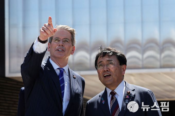 스콧 베선트 美재무장관(왼쪽)과 아카자와 료세이 日경제재생상 [사진=로이터 뉴스핌]