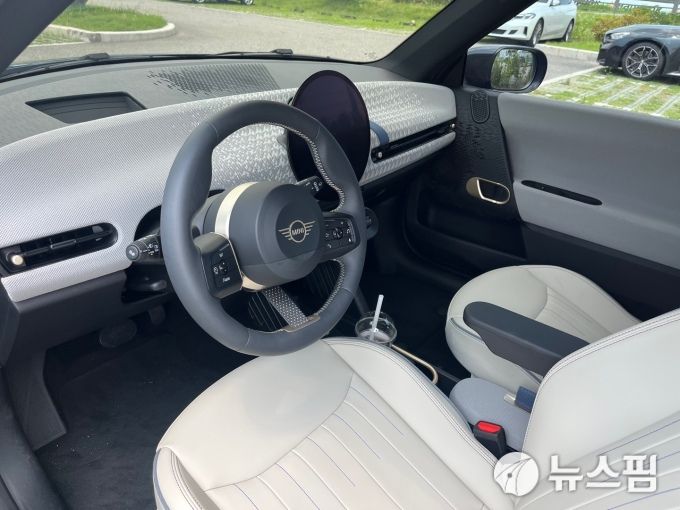 [영종도(인천) =뉴스핌] 조수빈 기자 = 지난 25일 시승한 올-일렉트릭 MINI 쿠퍼 SE 내부. [사진=조수빈 기자] 2025.07.25 beans@newspim.com