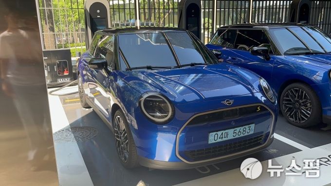 [영종도(인천) =뉴스핌] 조수빈 기자 = 지난 25일 시승한 올-일렉트릭 MINI 쿠퍼 SE. [사진=조수빈 기자] 2025.07.25 beans@newspim.com