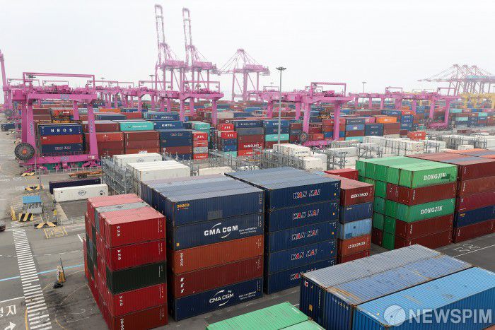 [인천=뉴스핌] 정일구 기자 = 미국이 상호관세 유예 기간 종료 시점인 8일까지 협상을 마무리 짓지 못한 국가들에게 '다음 달 1일 발효'를 조건으로 한 관세율을 곧 통보할 것이라고 예고했다. 도널드 트럼프 대통령은 6일(현지시간) 뉴저지주 일정을 마치고 워싱턴으로 돌아가기 전 취재진과 만나 관세 인상을 알리는 서한을 12개국 또는 15개국을 대상으로 7일(현지시간)부터 발송할 것이라고 밝혔다. 사진은 7일 인천 연수구 인천신항 컨테이너 터미널 모습. 2025.07.07 mironj19@newspim.com