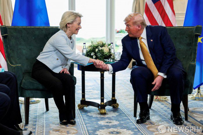 미국 도널드 트럼프 대통령이 27일(현지시간) 영국 스코틀랜드 턴베리에서 우르줄라 폰 데어 라이엔 유럽연합 집행위원장과 EU산 상품에 15％ 관세를 부과하는 내용의 무역협정을 타결하고 악수하고 있다. [사진=로이터 뉴스핌]