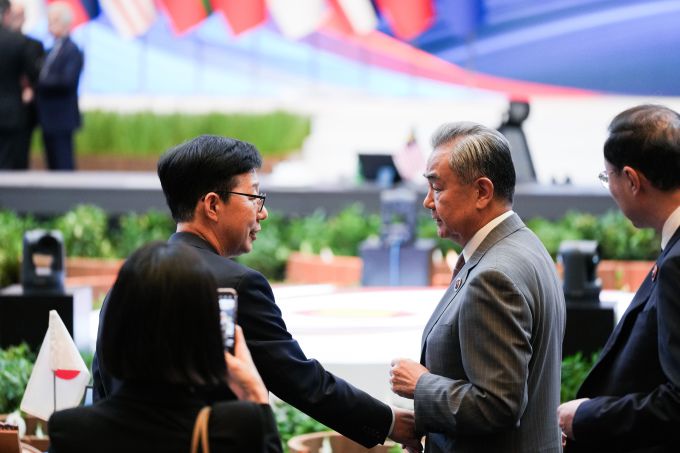 박윤주 외교부 제1차관은 지난 10일 말레이시아 쿠알라룸푸르에서 열린 제26차 아세안+3(한중일) 외교장관회의에서 왕이 중국 공산당 정치국위원 겸 외교부장과 만나 대화하고 있다. [사진=외교부] 2025.07.10