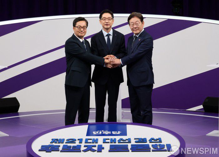 [서울=뉴스핌] 국회사진취재단 = 더불어민주당 대선후보 경선 주자인 이재명 전 대표(오른쪽부터), 김경수 전 경남지사, 김동연 경기지사가 18일 서울 상암동 MBC에서 대선 후보 경선 첫 TV토론회를 하고 있다. 2025.04.18 photo@newspim.com