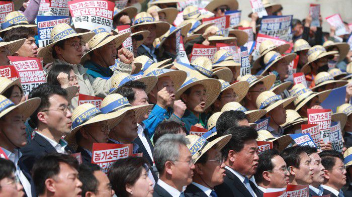 [서울=뉴스핌] 이형석 기자 = 3일 오후 서울 여의도 국회 본청 계단에서 열린 더불어민주당 쌀값정상화법 공포 촉구 결의대회에서 참석자들이 피켓을 들고 구호를 외치고 있다. 2023.04.03 leehs@newspim.com