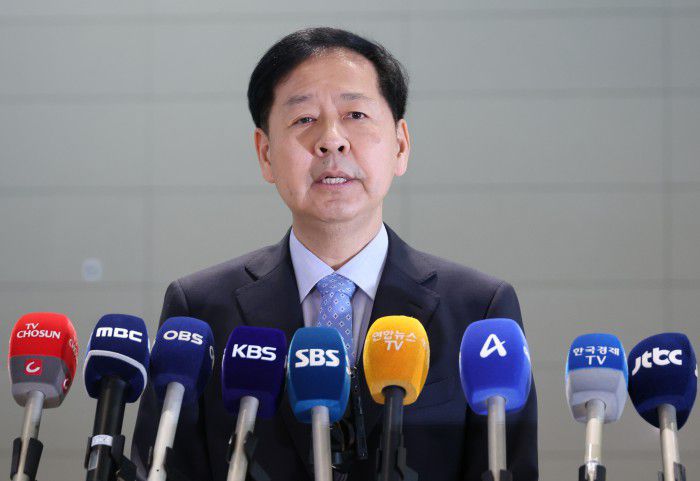 [영종도=뉴스핌] 김학선 기자 = 구윤철 부총리 겸 기획재정부 장관이 29일 오전 스콧 베선트 미 재무장관과의 통상 협의를 위해 미국 워싱턴DC로 출국하며 인터뷰를 하고 있다. 구 부총리와 베센트 장관의 회담은 '25% 상호관세' 부과(8월 1일)를 하루 앞두고 양국간 통상논의를 최종 조율하는 자리가 될 것으로 보인다. 2025.07.29 yooksa@newspim.com