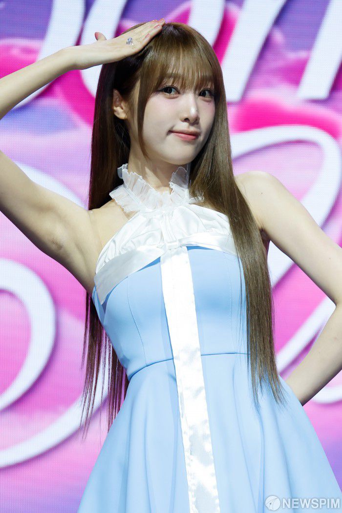 [서울=뉴스핌] 류기찬 인턴기자 = 가수 최예나가 29일 오후 서울 용산구 블루스퀘어 SOL트래블홀에서 열린 4집 미니앨범 '블루밍 윙스'(Blooming Wings) 발매 기념 쇼케이스에서 포즈를 취하고 있다. 타이틀곡인 '착하다는 말이 제일 싫어'는 화려한 스트링과 악기들이 한여름 불꽃놀이처럼 펼쳐지는 곡이다. 2025.07.29 ryuchan0925@newspim.com