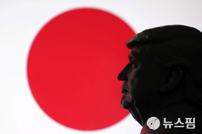 일본 국기와 도널드 트럼프 미국 대통령 이미지 [사진=로이터 뉴스핌]