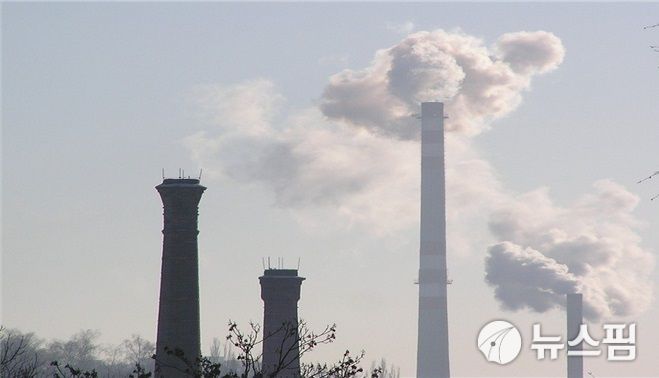 공장 굴뚝서 나오는 대기오염 물질 모습 [사진=뉴스핌]