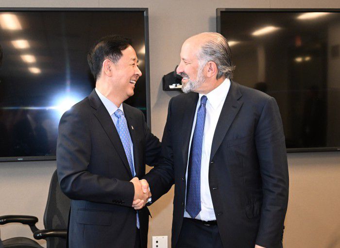 [서울=뉴스핌] 한-미 통상협의차 미국 워싱턴D.C.를 방문 중인 구윤철 부총리 겸 기획재정부 장관이 29일(현지시간) 김정관 산업통상자원부장관 및 여한구 통상교섭본부장과 함께 미국 상무부에서 하워드 러트닉 상무장관과 통상협의에 앞서 악수하며 인사하고 있다.[사진=기획재정부] 2025.07.30 photo@newspim.com