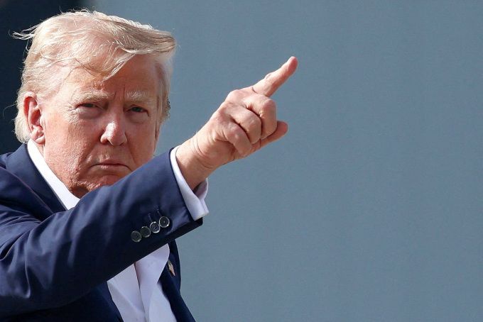 29일(현지시간) 영국 스코틀랜드에서 귀국행 에어포스원에 탑승하기 전 취재진을 향해 손 동작 하는 도널드 트럼프 미국 대통령. [사진=로이터 뉴스핌]