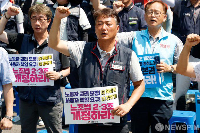 [서울=뉴스핌] 류기찬 인턴기자 = 양경수 민주노총 위원장이 28일 오후 서울 여의도 국회의사당 앞에서 열린 '20년을 기다렸다. 국회는 지금 당장 노조법 2‧3조 개정하고 즉각 시행하라! 긴급 결의대회'에서 구호를 외치고 있다. 2025.07.28 ryuchan0925@newspim.com