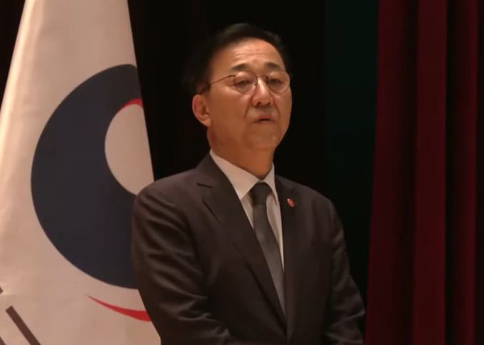 김윤덕 신임 국토교통부 장관이 취임식에서 애국가를 부르고 있다. [사진=국토부 유튜브]