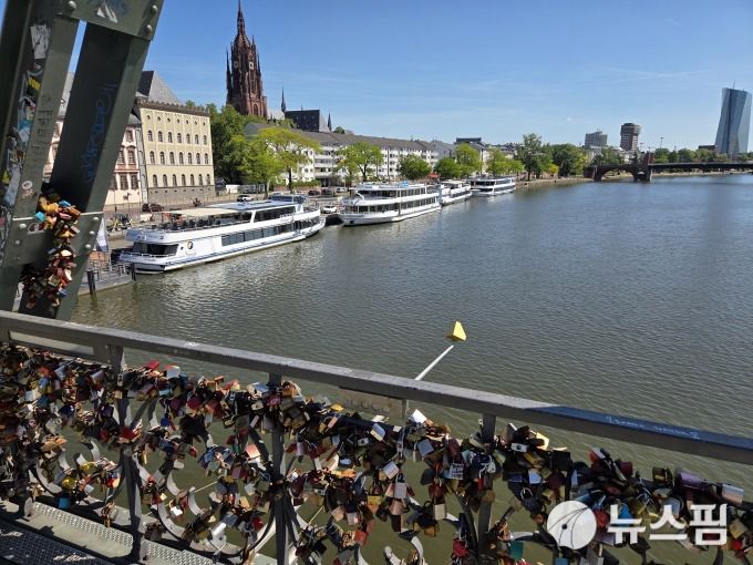 프랑크푸르트 아이젤너 다리에서 바라본 마인강과 다리 난간에 걸쳐진 수많은 자물쇠들. [사진=박노훈 기자]