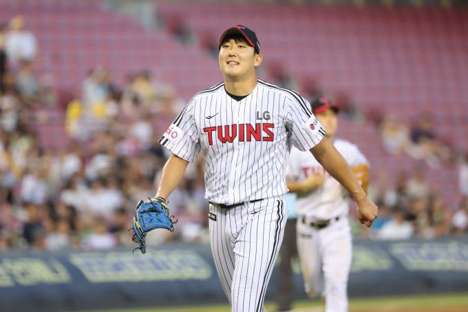 [서울=뉴스핌] LG의 선발 투수 손주영이 지난 30일 잠실에서 열린 kt와의 경기에서 7이닝 무실점을 펼친 뒤 마운드에서 내려가고 있다. [사진 = LG] 2025.07.30 wcn05002@newspim.com