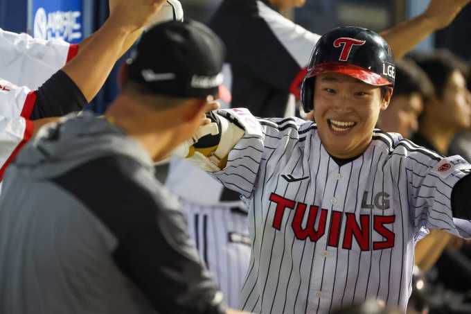 [서울=뉴스핌] LG의 박관우가 지난 30일 잠실에서 열린 kt와의 경기에서 홈런을 기록한 뒤 더그아웃에서 축하를 받고 있다. [사진 = LG] 2025.07.30 wcn05002@newspim.com