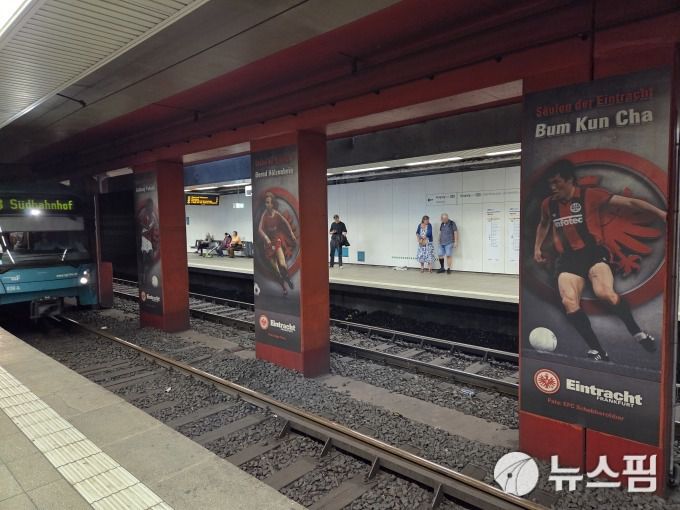 프랑크푸르트 U-Bahnhof Willy-Brandt-Platz 지하철 플랫폼 기둥에 차범근(오른쪽) 사진이 새겨져 있다. [사진=박노훈 기자]