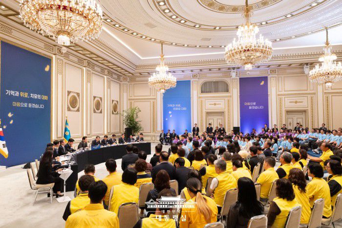 검찰과 경찰이 30일 '이태원 참사 진상규명을 위한 합동수사팀'을 출범했다. 사진은 이재명 대통령이 지난 16일 서울 종로구 청와대 영빈관에서 열린 '기억과 위로, 치유의 대화'에서 사회적 참사 유가족들과 간담회를 갖고 있는 모습. [사진=대통령실]