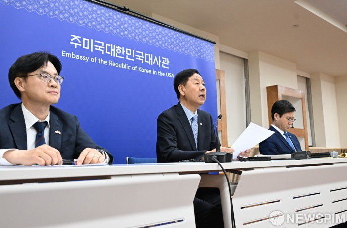 [서울=뉴스핌]구윤철 부총리 겸 기획재정부 장관이  30일 저녁(현지시간) 미국 워싱턴DC 주미한국대사관에서  '한-미 통상협의 결과브리핑'에서 발표문을 낭독하고 있다.왼쪽부터 김정관 산업통상자원부장관, 구윤철 부총리, 여한구 통상교섭본부장 [사진=기획재정부 ]2025.07.31 photo@newspim.com