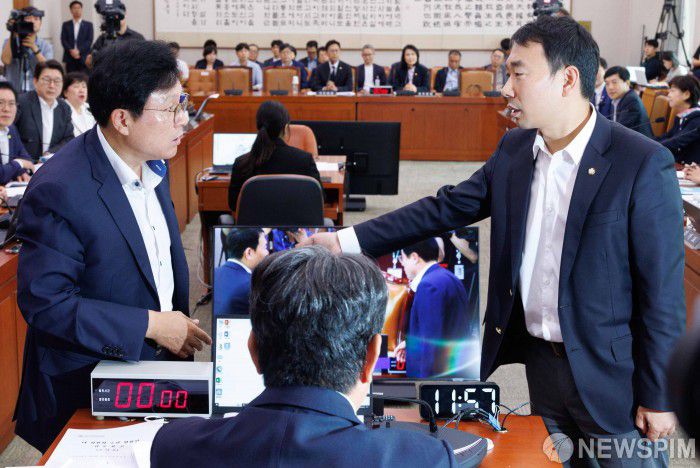 [서울=뉴스핌] 윤창빈 기자 = 김용민 국회 법제사법위원회 더불어민주당 간사, 박형수 국민의힘 간사가 1일 오전 서울 여의도 국회에서 열린 법제사법위원회 전체회의에서 여당의 토론종결을 두고 언쟁을 벌이고 있다. 2025.08.01 pangbin@newspim.com