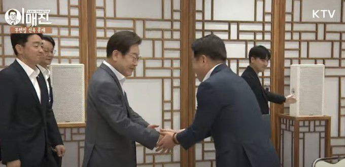 이재명 대통령이 1일 용산 대통령실에서 열린 취임 후 첫 광역단체장 시·도지사 간담회에 참석하면서 악수 인사를 나누고 있다. [사진=KTV]