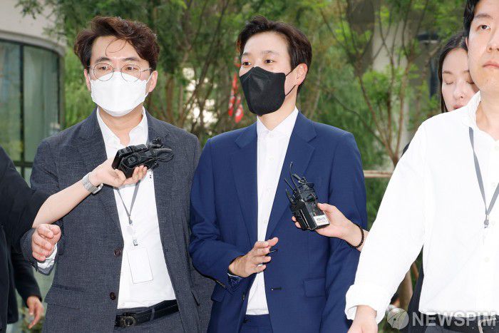 [서울=뉴스핌] 류기찬 인턴기자 = 정지원 전 대통령실 행정관이 25일 오후 서울 종로구 KT광화문빌딩 웨스트에 마련된 김건희 특검 사무실에 조사를 받기 위해 출석하고 있다. 2025.07.25 ryuchan0925@newspim.com