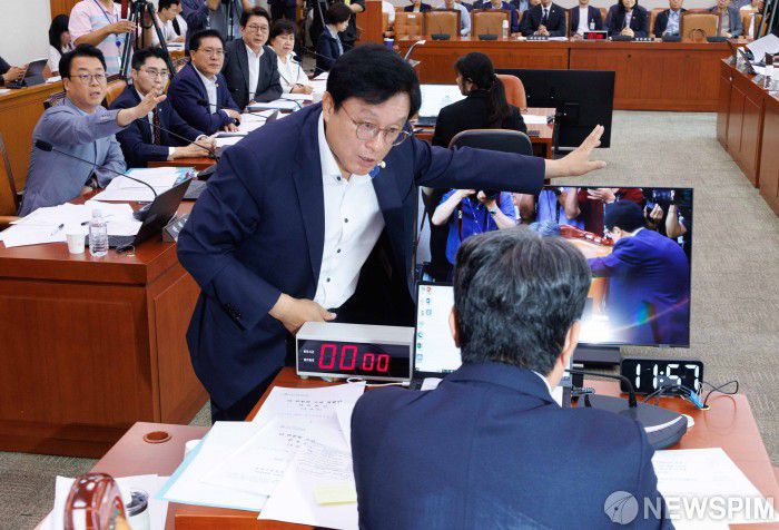 [서울=뉴스핌] 윤창빈 기자 = 박형수 국회 법제사법위원회 국민의힘 간사가 1일 오전 서울 여의도 국회에서 열린 법제사법위원회 전체회의에서 여당의 토론종결에 반대하며 이춘석 위원장에게 항의하고 있다. 2025.08.01 pangbin@newspim.com