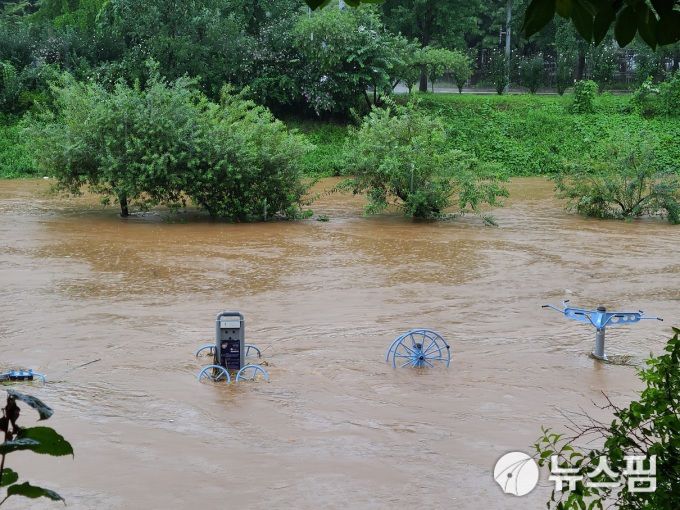 광명시 목감천 수변공원 운동기구와 나무들이 폭우에 잠겼다. [사진=뉴스핌 DB]