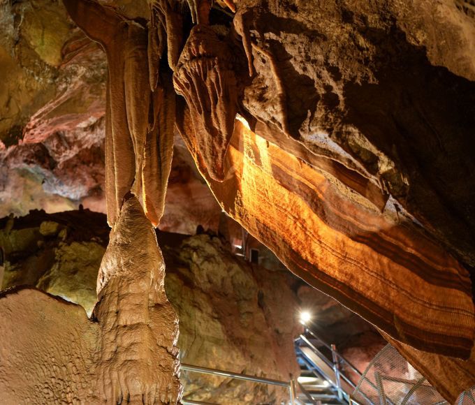 동해시 천곡황금박쥐동굴 커튼형종유석.[사진=동해시시설관리공단 정병희] (1)2025.08.03 onemoregive@newspim.com