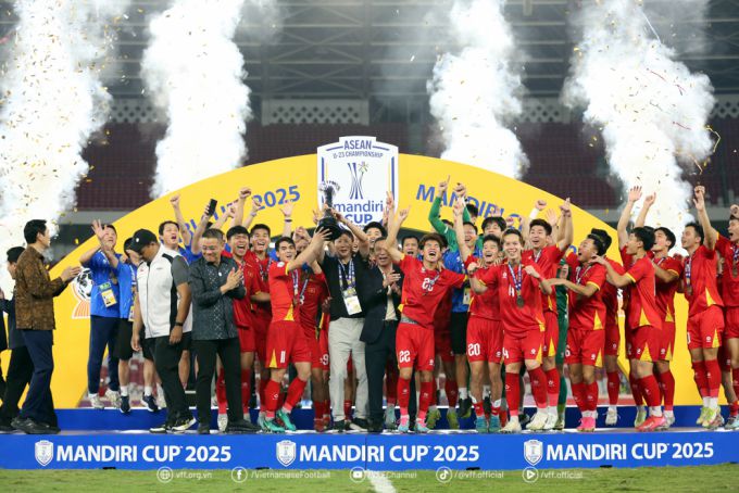 [서울=뉴스핌] 장환수 스포츠전문기자= 지난달 29일 아세안축구연맹(AFF) U-23 챔피언십에서 우승한 베트남 김상식호. [사진=베트남축구협회] 2025.08.04 zangpabo@newspim.com