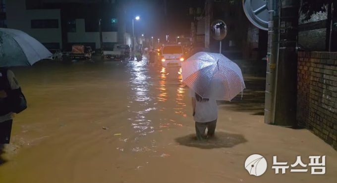 광주·전남 지역에 호우경보가 발효된 3일 오후 전남 무안군복합문회센터 인근 주택가에서 시민이 침수된 도로를 걷고 있다. [사진=독자제공] 2025.08.03 ej7648@newspim.com