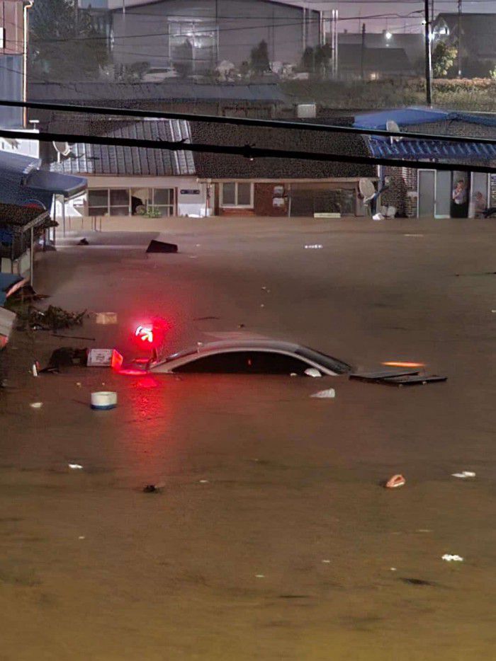 [함평=뉴스핌] 조은정 기자 = 광주와 전남 전역에 호우특보가 내려진 3일 오후 전남 함평군 함평읍 일대 도로가 침수돼 차량과 상가들이 물에 잠겨 있다. [사진=독자제공] 2025.08.04 ej7648@newspim.com