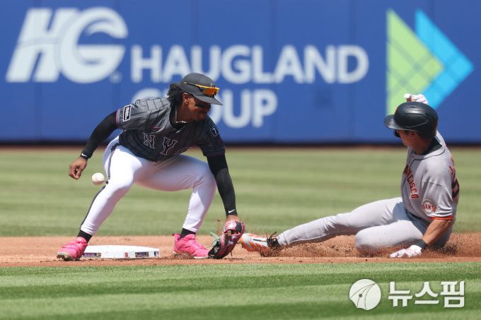 [뉴욕 로이터=뉴스핌] 손지호 기자 = 이정후(오른쪽)가 4일(한국시간) 미국 뉴욕 시티필드에서 열린 뉴욕 메츠와의 원정 경기에서 3회 2루 도루에 성공했다. 2025.08.04 thswlgh50@newspim.com