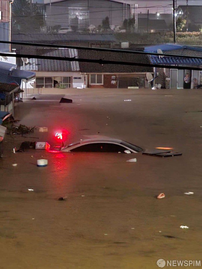 [함평=뉴스핌] 조은정 기자 = 광주와 전남 전역에 호우특보가 내려진 3일 오후 전남 함평군 함평읍 일대 도로가 침수돼 차량과 상가들이 물에 잠겨 있다. [사진=독자제공] 2025.08.04 ej7648@newspim.com