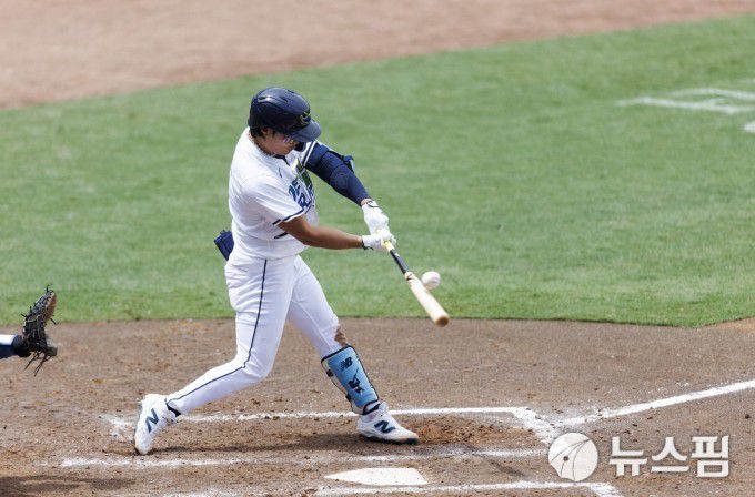 [탬파 로이터 =뉴스핌] 박상욱 기자 = 김하성가 3일 LA 다저스와의 홈 경기 7회말 타격하고 있다. 2025.8.3 psoq1337@newspim.com